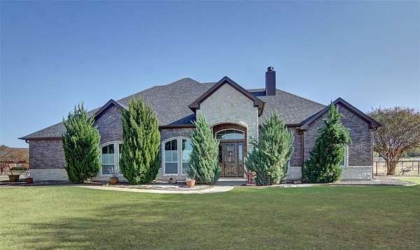 3.1 Acres of Residential Land with Home for Sale in Granbury, Texas