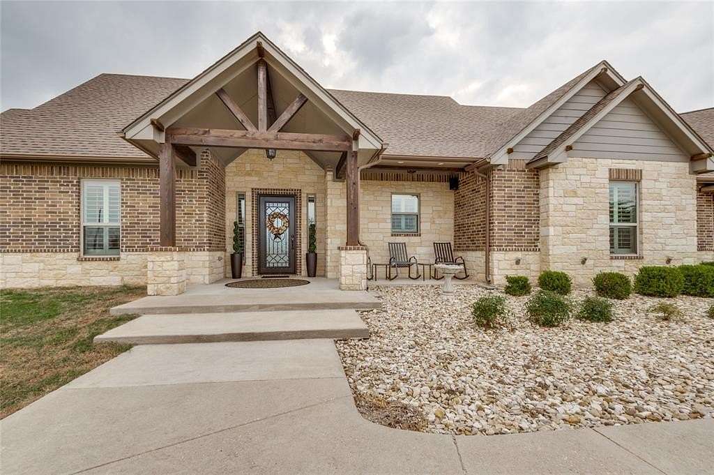 4 Acres of Residential Land with Home for Sale in Dawson, Texas