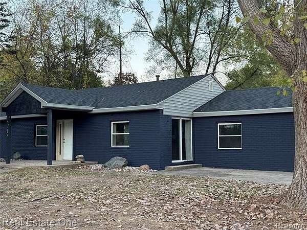 1.52 Acres of Residential Land with Home for Sale in Pinckney, Michigan