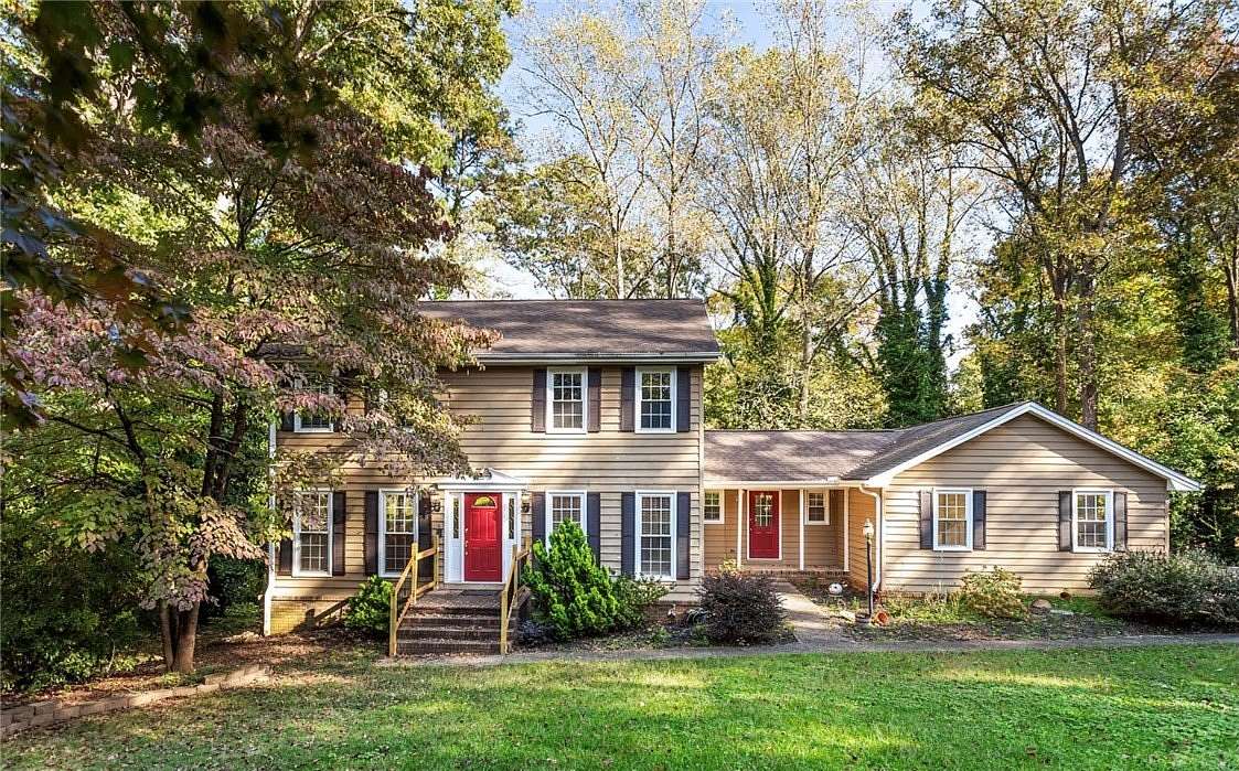 1.5 Acres of Land with Home for Sale in Toccoa, Georgia