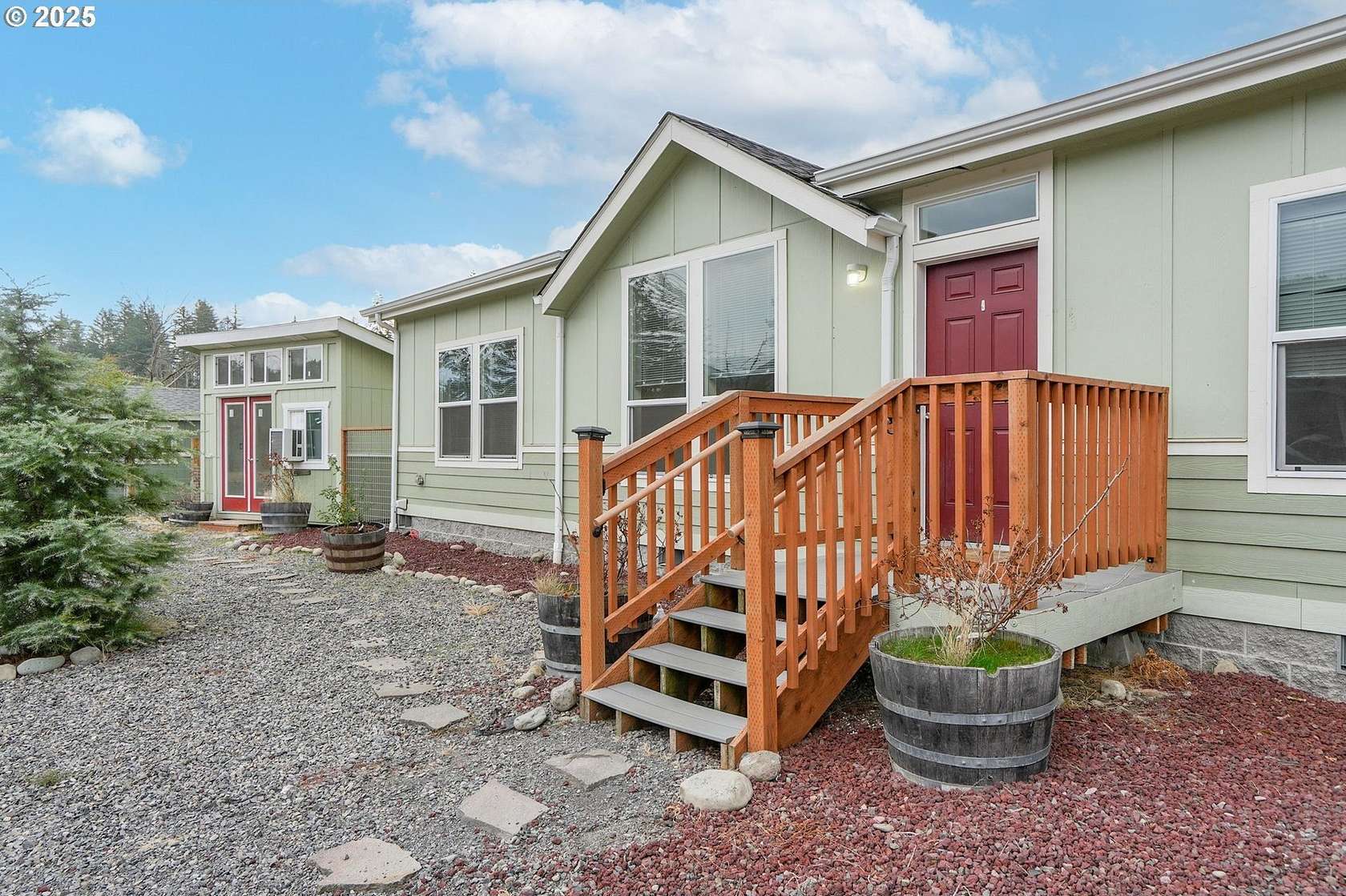 4.68 Acres of Residential Land with Home for Sale in Mill City, Oregon