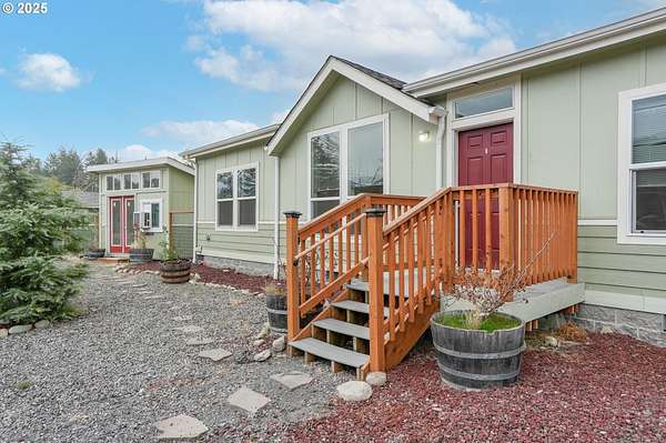 4.68 Acres of Residential Land with Home for Sale in Mill City, Oregon