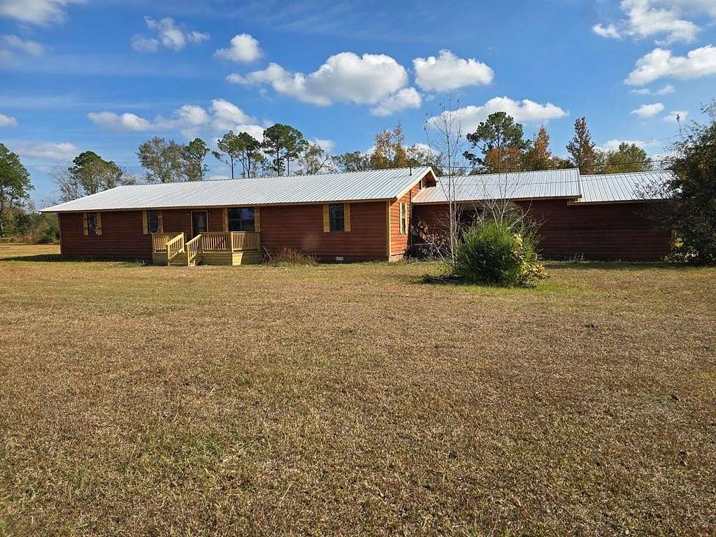 6 Acres of Residential Land with Home for Sale in Nashville, Georgia