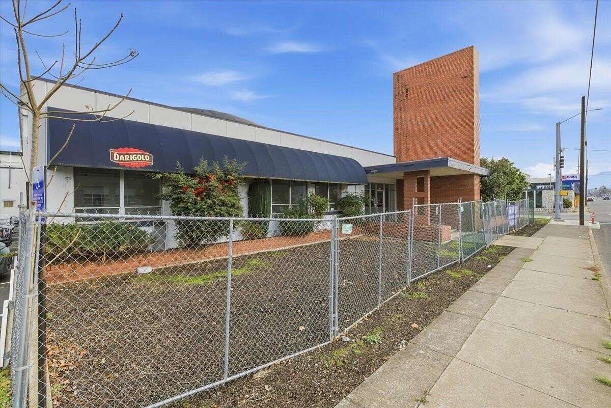 1.56 Acres of Improved Commercial Land for Sale in Medford, Oregon