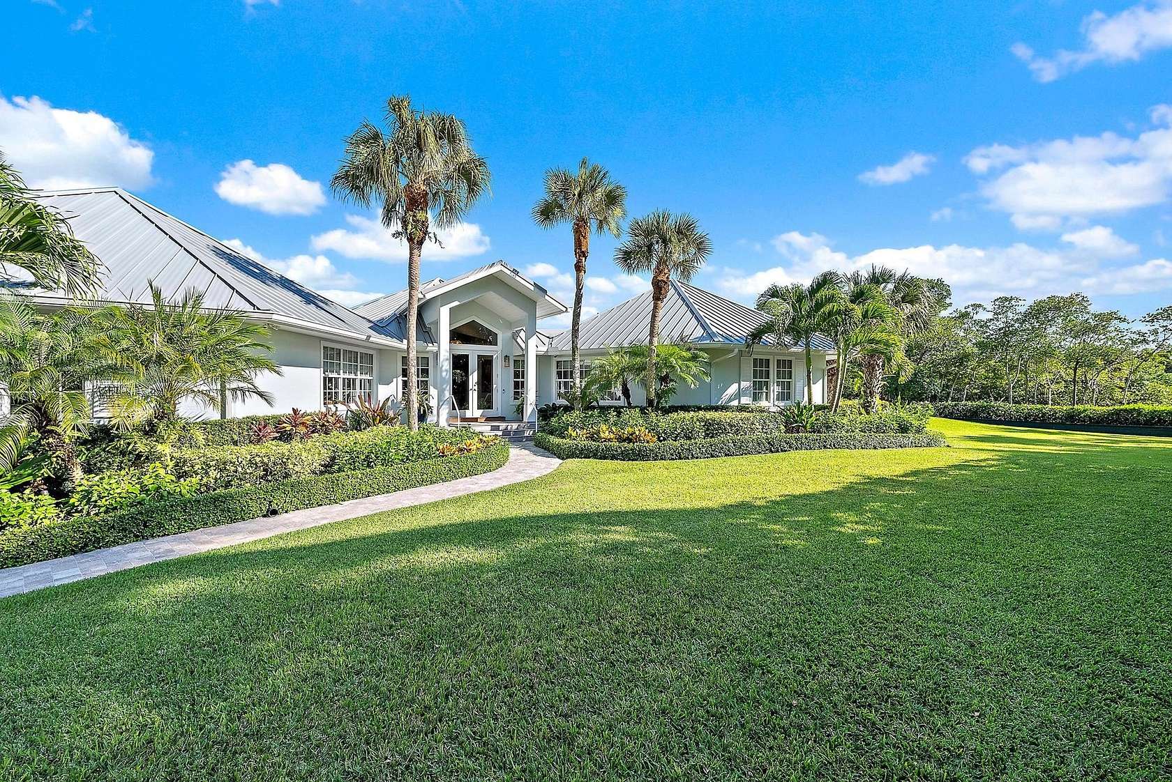 1.57 Acres of Land with Home for Sale in Jupiter Island, Florida