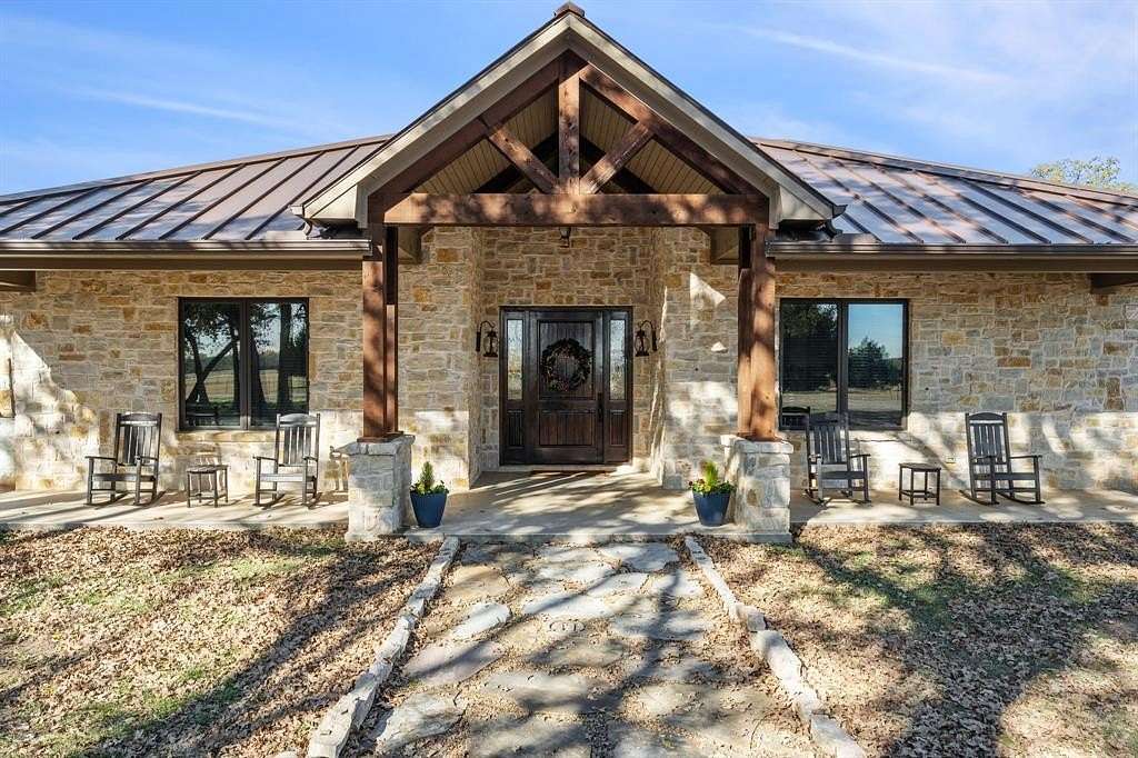 30 Acres of Agricultural Land with Home for Sale in Valley View, Texas