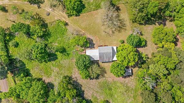 21 Acres of Land with Home for Sale in Jacksonville, Texas