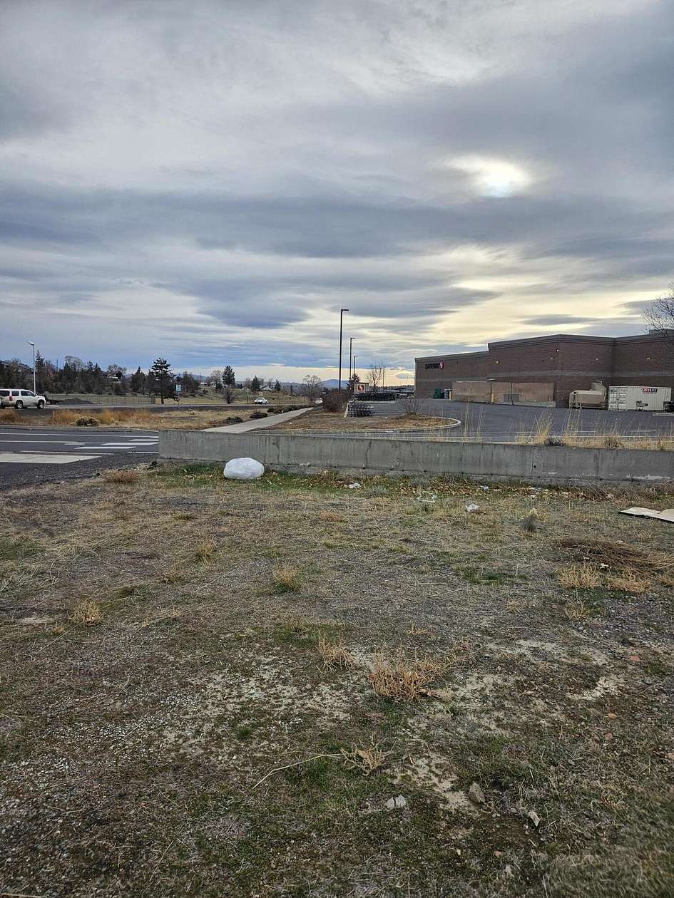 0.92 Acres of Commercial Land for Sale in Madras, Oregon