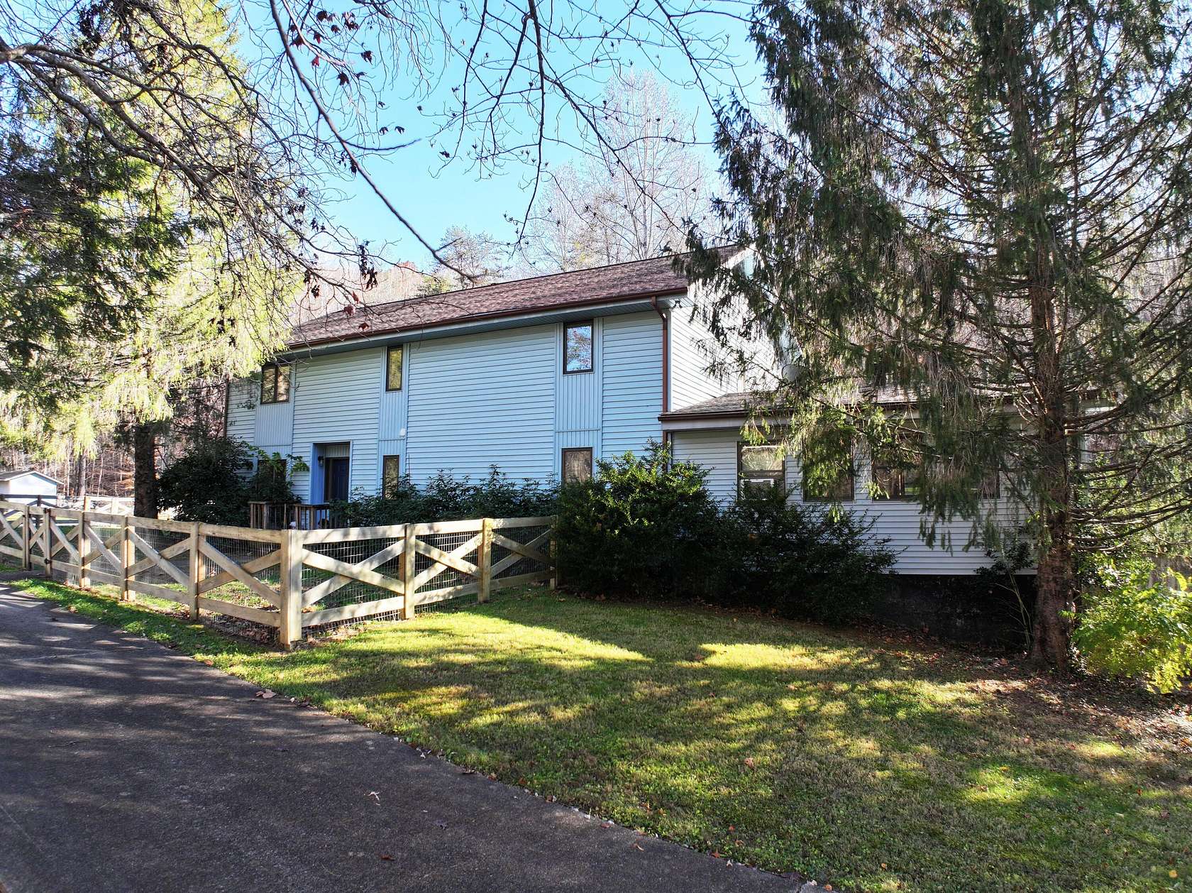 3.47 Acres of Residential Land with Home for Sale in Irvine, Kentucky