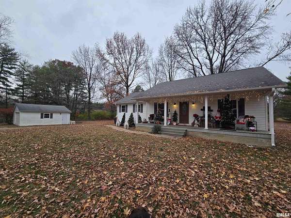 3.68 Acres of Residential Land with Home for Sale in Mount Vernon, Illinois