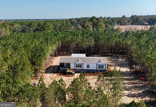 2 Acres of Residential Land with Home for Sale in Baxley, Georgia