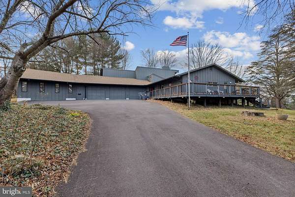 8.4 Acres of Residential Land with Home for Sale in Paeonian Springs, Virginia