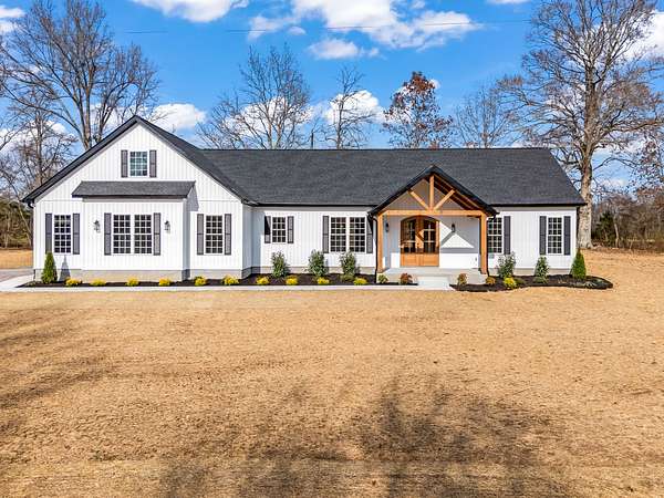 5 Acres of Residential Land with Home for Sale in Bradyville, Tennessee