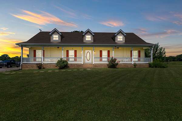 13.4 Acres of Land with Home for Sale in Springfield, Tennessee