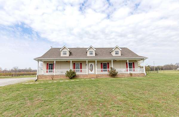 13.4 Acres of Land with Home for Sale in Springfield, Tennessee