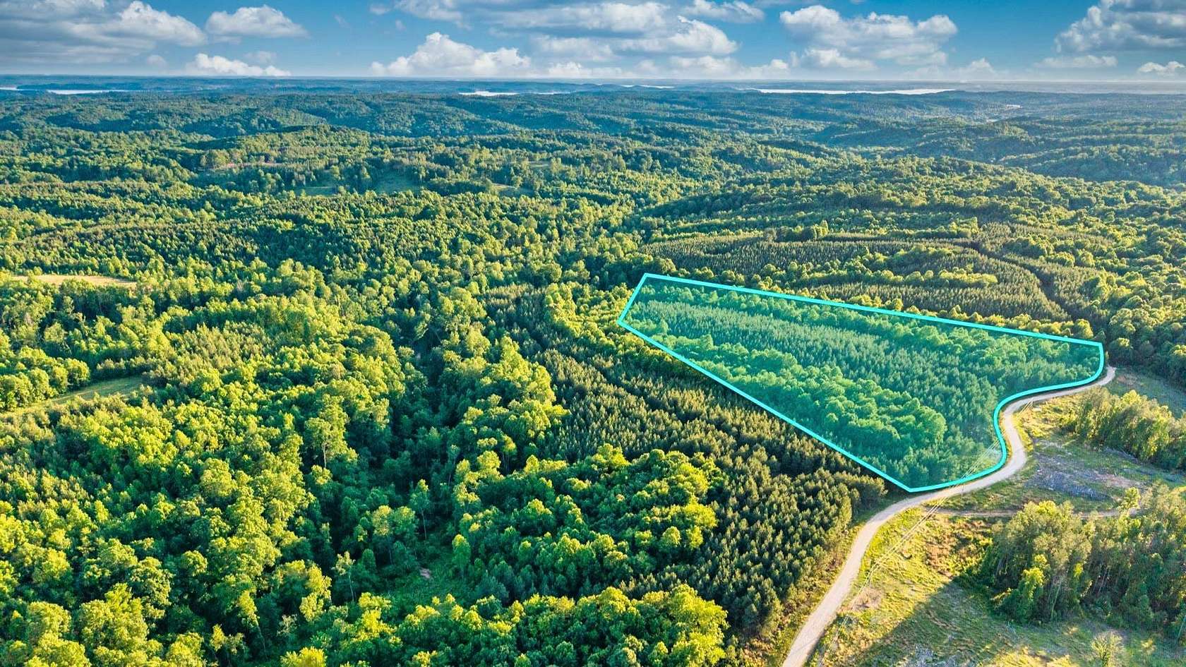 16 Acres of Land for Sale in Dover, Tennessee