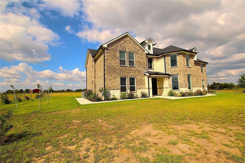 6.5 Acres of Residential Land with Home for Sale in Corsicana, Texas