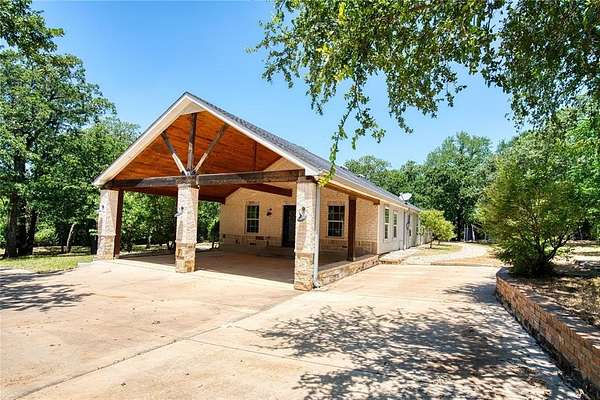 3.62 Acres of Residential Land with Home for Sale in Kennedale, Texas