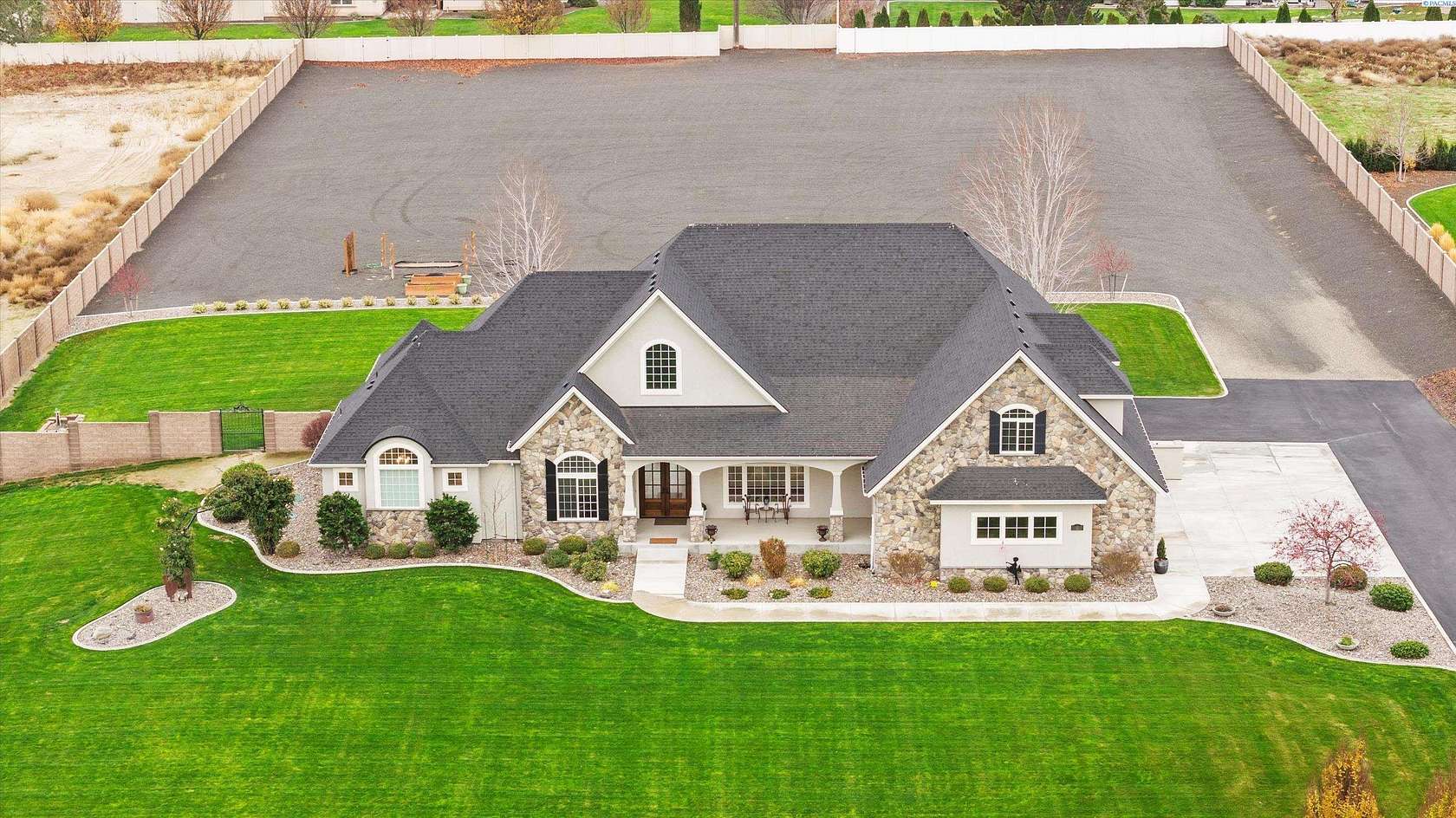 2.5 Acres of Residential Land with Home for Sale in Kennewick, Washington