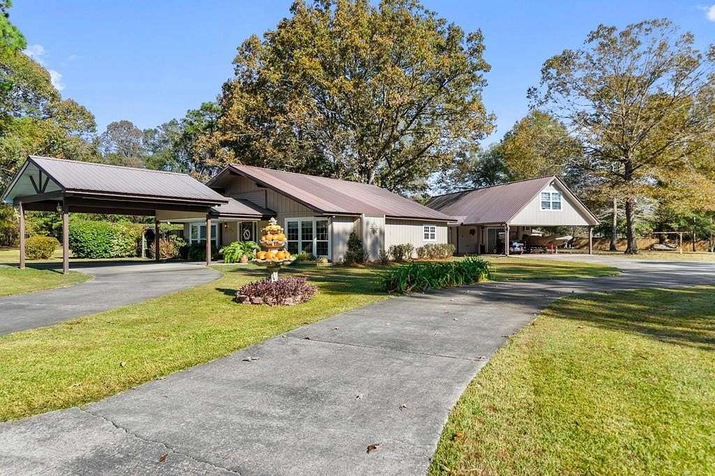 2.52 Acres of Residential Land with Home for Sale in Lumberton, Mississippi