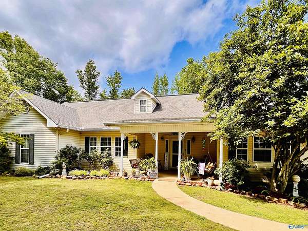 28.4 Acres of Land with Home for Sale in Gadsden, Alabama
