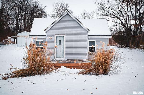 3 Acres of Residential Land with Home for Sale in Mechanicsburg, Illinois