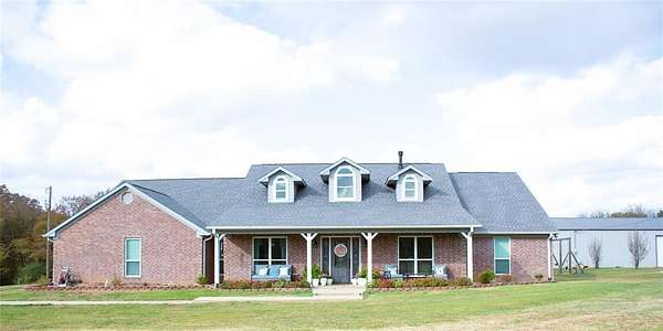 29 Acres of Land with Home for Sale in Saltillo, Texas