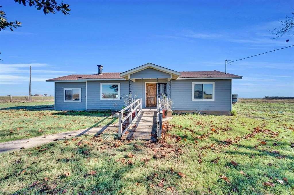 2 Acres of Residential Land with Home for Sale in Hillsboro, Texas