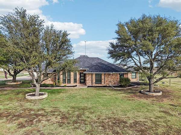 2.5 Acres of Residential Land with Home for Sale in McLendon-Chisholm, Texas