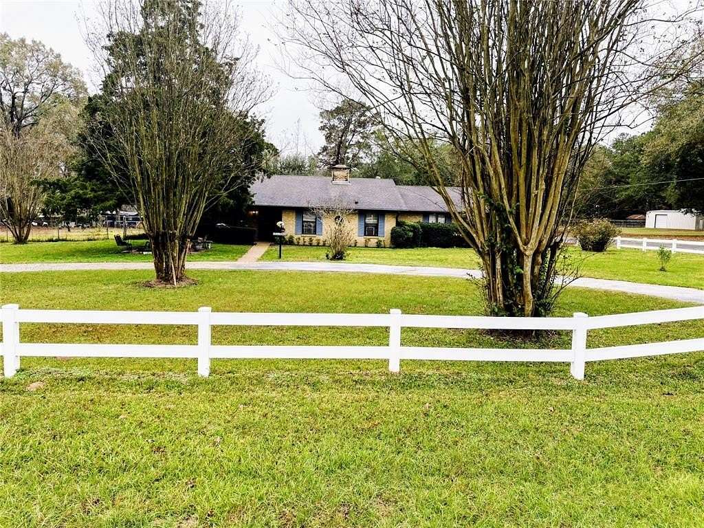 1.5 Acres of Residential Land with Home for Sale in Tyler, Texas