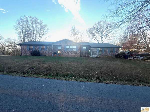 2 Acres of Residential Land with Home for Sale in Edmonton, Kentucky