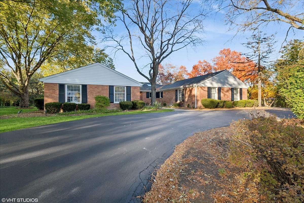 1.55 Acres of Residential Land with Home for Sale in Inverness, Illinois