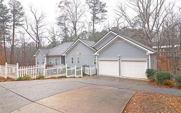 1.6 Acres of Residential Land with Home for Lease in Woodstock, Georgia