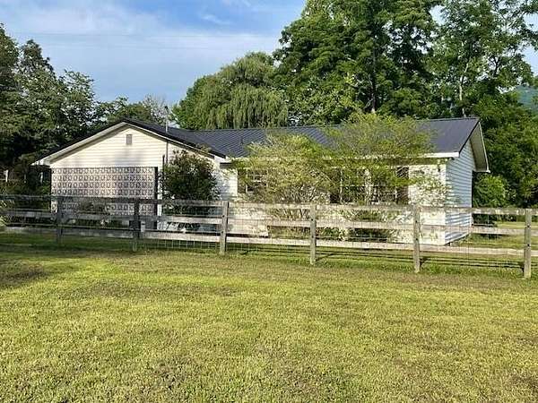 11 Acres of Land with Home for Sale in Middlesboro, Kentucky