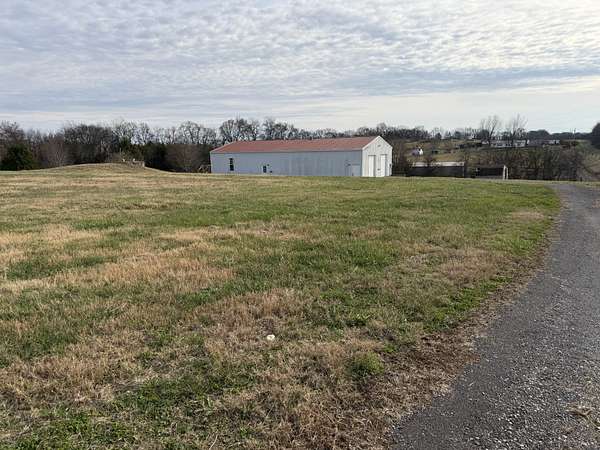 5 Acres of Residential Land with Home for Sale in Bethpage, Tennessee
