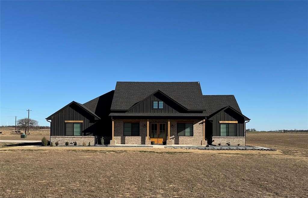 5 Acres of Residential Land with Home for Sale in Crescent, Oklahoma