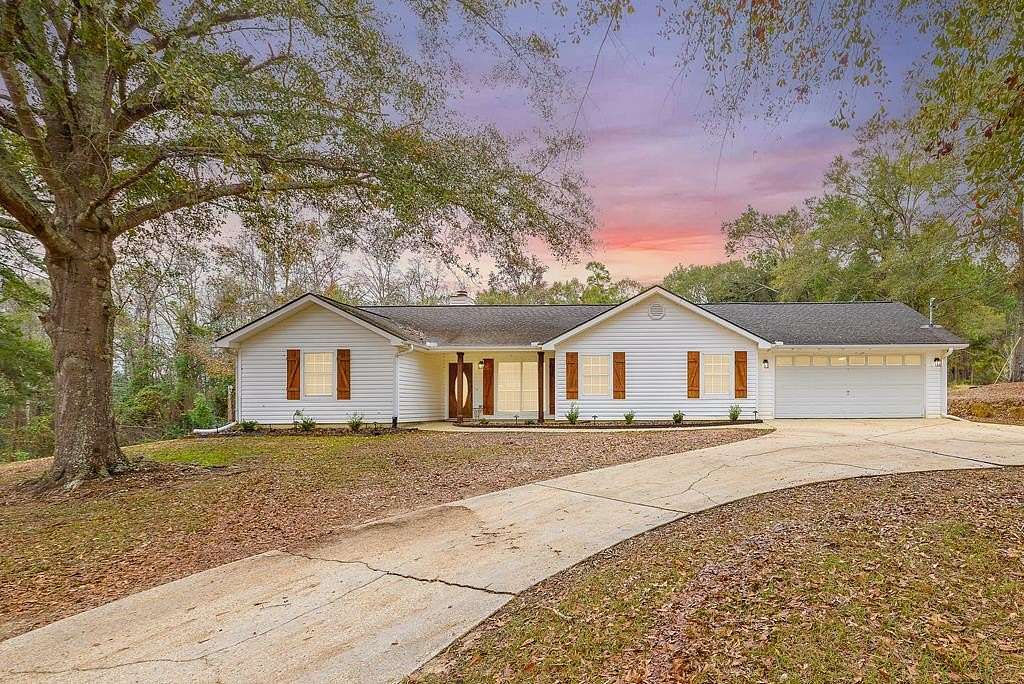 8 Acres of Residential Land with Home for Sale in Geneva, Alabama