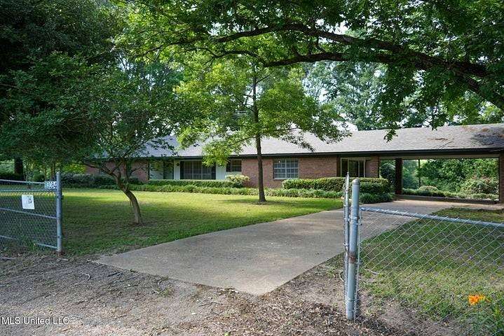 912 Acres of Land with Home for Sale in Utica, Mississippi