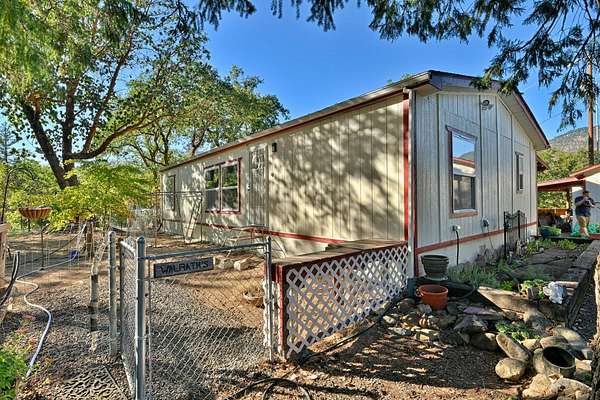 5 Acres of Residential Land with Home for Sale in Grants Pass, Oregon