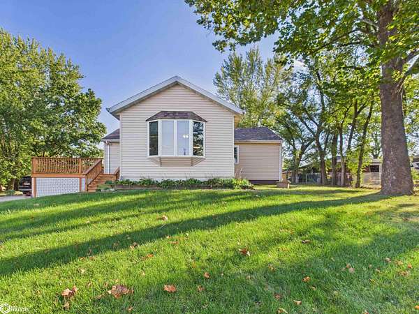 2.26 Acres of Residential Land with Home for Sale in Ottumwa, Iowa