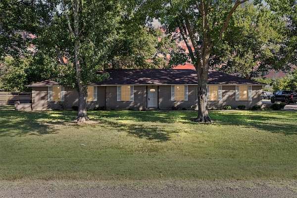 2 Acres of Residential Land with Home for Sale in Oak Leaf, Texas