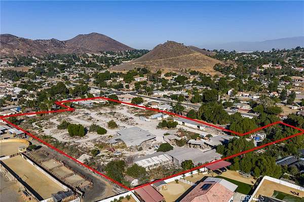 5.19 Acres of Improved Mixed-Use Land for Sale in Riverside, California
