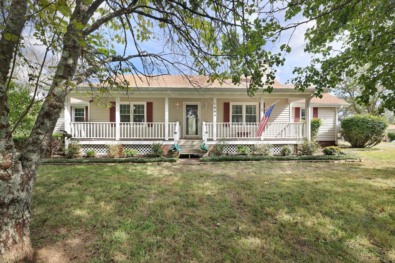 2.6 Acres of Residential Land with Home for Sale in Gallatin, Tennessee