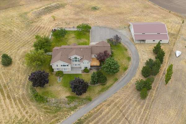 5.1 Acres of Residential Land with Home for Sale in Mica, Washington