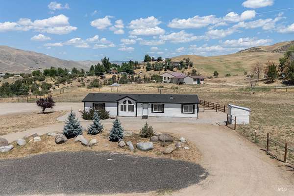 2.7 Acres of Residential Land with Home for Sale in Horseshoe Bend, Idaho