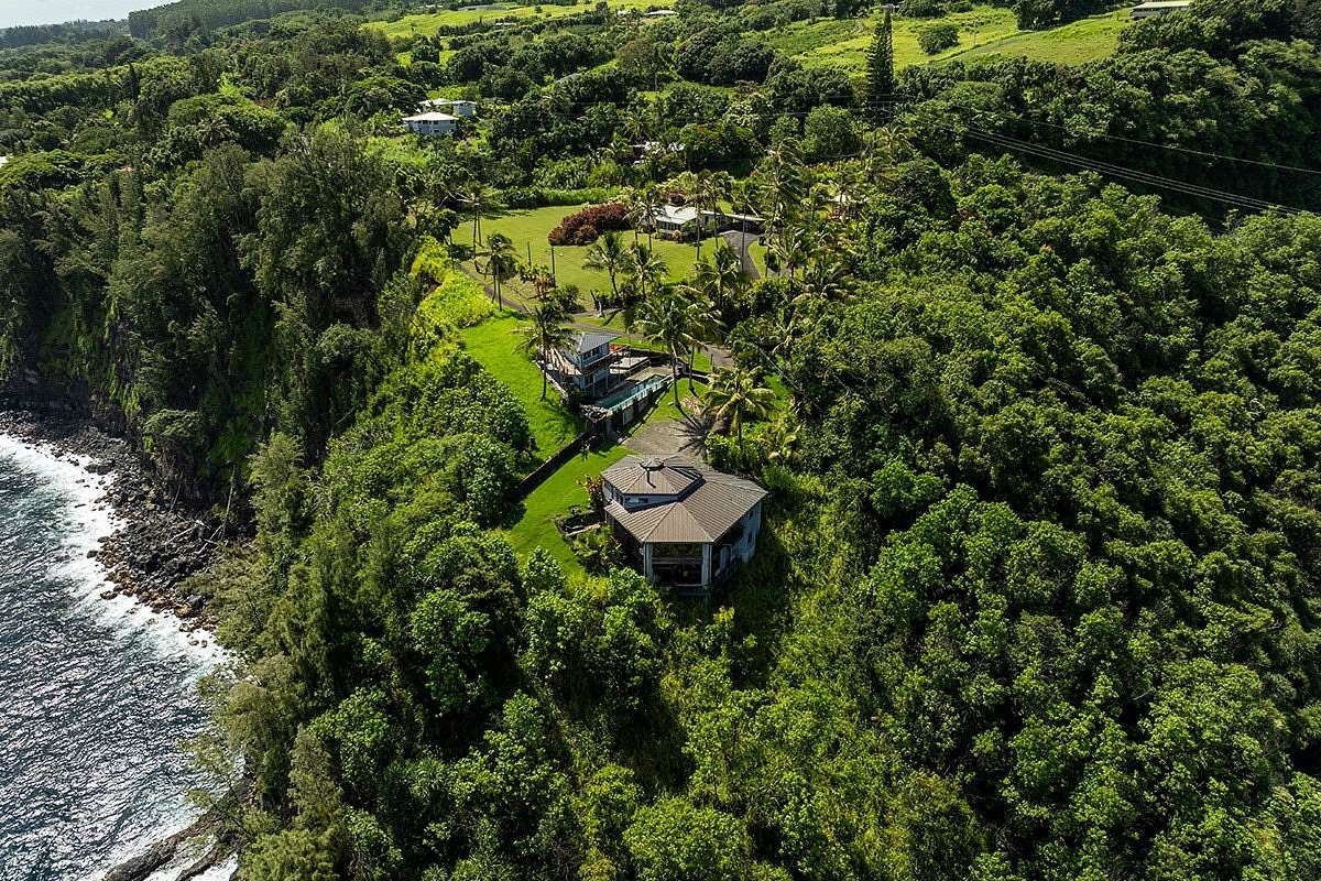 14 Acres of Land with Home for Sale in ʻŌʻōkala, Hawaii