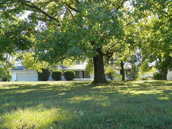 10 Acres of Residential Land with Home for Sale in Fairfield, Illinois