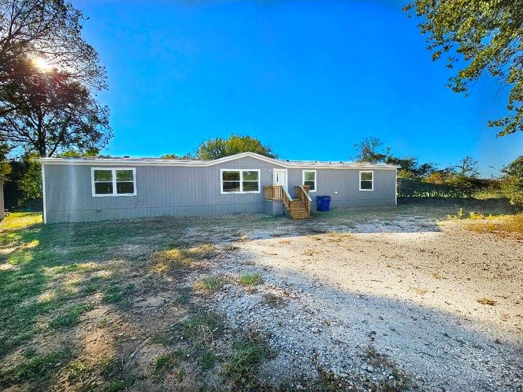 2 Acres of Residential Land with Home for Sale in Whitesboro, Texas