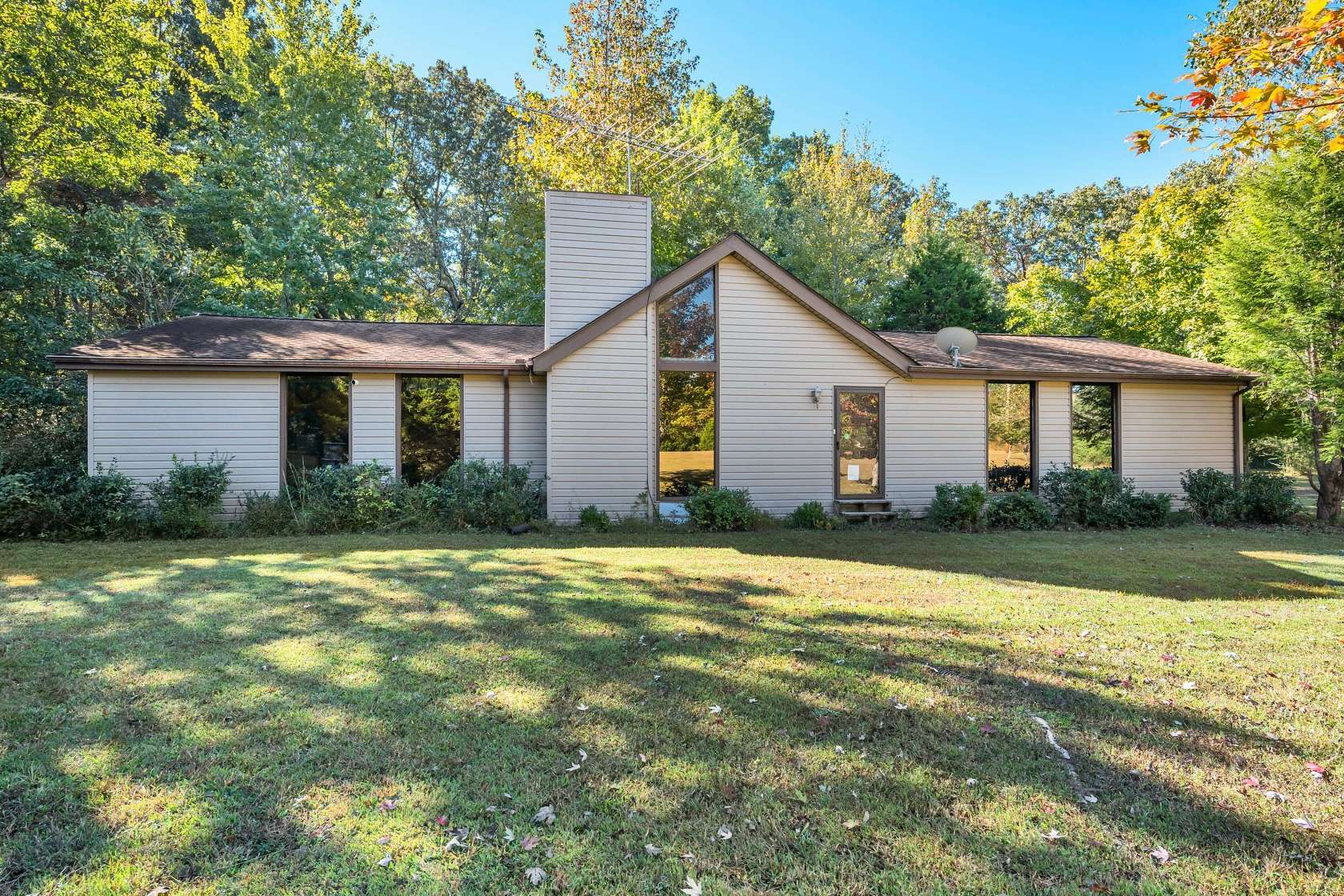 2.15 Acres of Residential Land with Home for Sale in Dickson, Tennessee