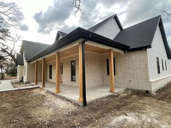 1.88 Acres of Residential Land with Home for Sale in Corsicana, Texas